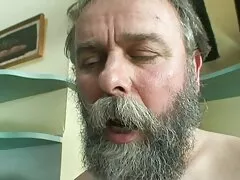 Beve film erotico gratuito e spara gli occhi